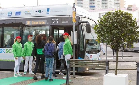 Reizigers stappen in eerste 100% schone waterstofbus