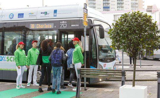 Reizigers stappen in eerste 100% schone waterstofbus