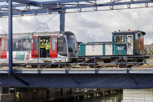 Gemeente Rotterdam draagt beheer Hoekse Lijn over aan RET