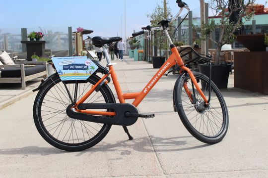 Nieuw: 50 fietsen Donkey Republic op metrostation Hoek van Holland Haven en strand