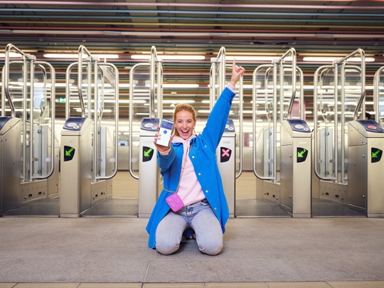 Vanaf vandaag in- en uitchecken met de betaalpas of creditcard in bus, tram en metro bij de RET